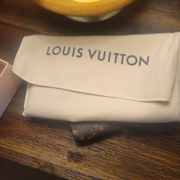 LOUIS VUITTON - Picture 1 of 4